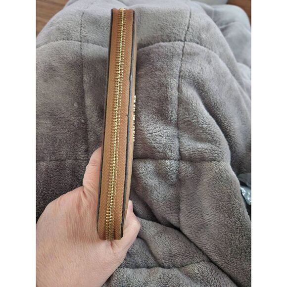 Michael Kors Jet Set Travel Large Continental Wristlet (Camel). - Picture 11 of 13